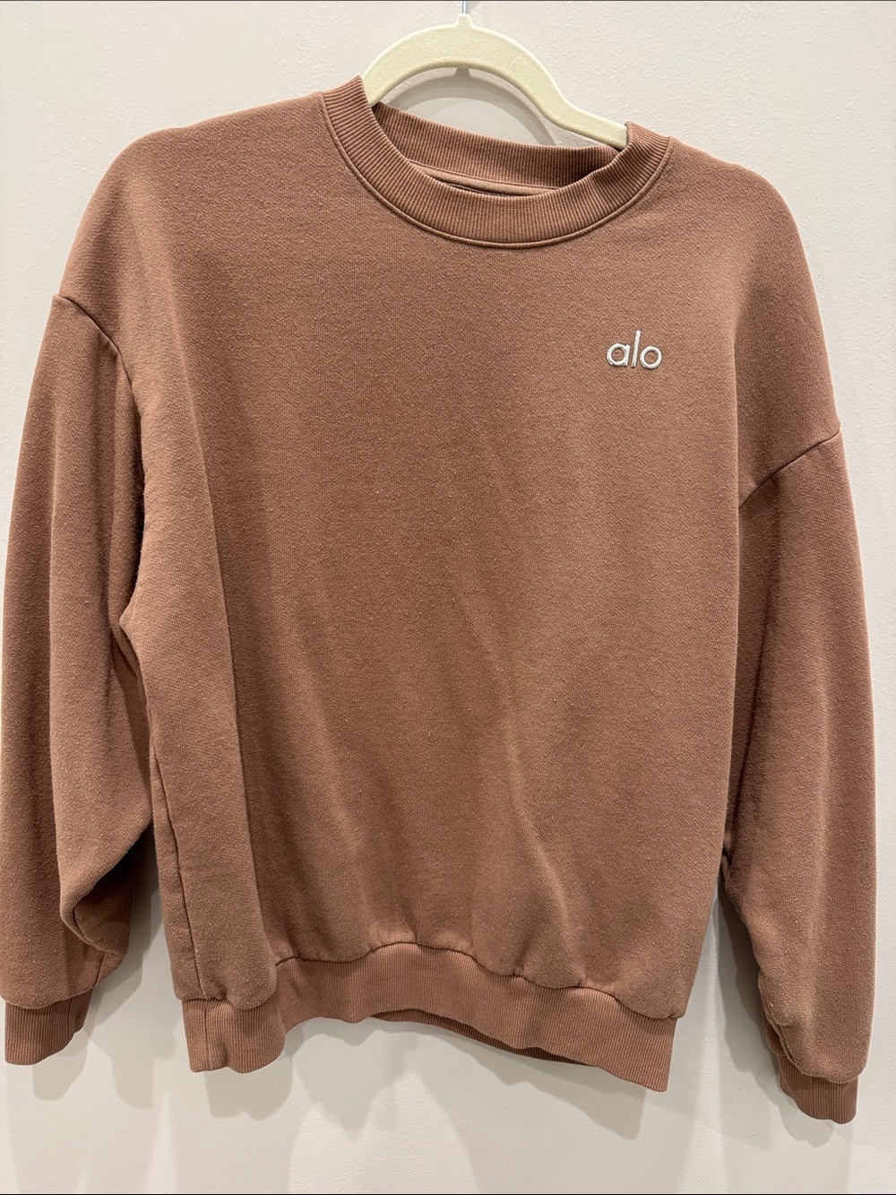 ALO Yoga Accolade Crewneck Pullover Size XS Toasted Almond